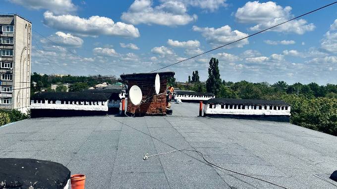У Харкові відновлюють покрівлі багатоповерхівок, пошкоджених під час обстрілів